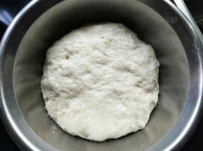 中种材料混合均匀，揉成光滑的面团，冰箱冷藏发酵17-24个小时，或者室温发酵3倍大