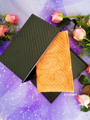 出炉后，倒出吐司晾凉。