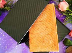 出炉后，倒出吐司晾凉。