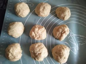 面团按压排气，平均分成9份