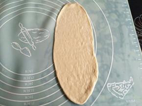 取一个面团擀成椭圆形