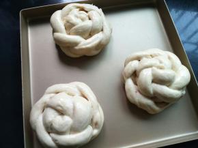 温暖处发酵1.5-2倍大，表面刷蛋液