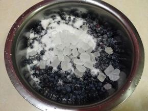 细砂糖和冰糖倒入盆里