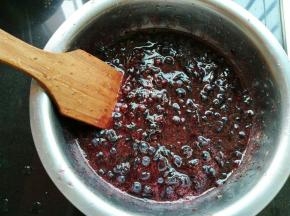 用木铲捣碎，最好办法就是用手去捏，蓝莓很容易捏碎。静置2个小时