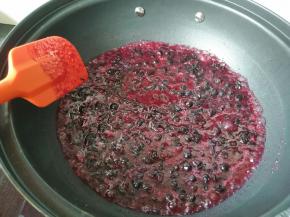 把蓝莓倒入不粘锅，开中小火，不停的翻拌