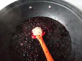 水份减少，浓稠了加入蜂蜜，拌匀