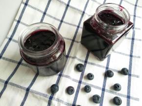 趁热装入玻璃瓶，瓶子事先开水烫一下，沥干水份