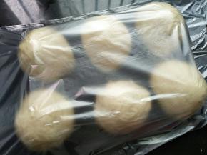 面团按压排气，平均分成6份，盖保鲜膜醒10分钟