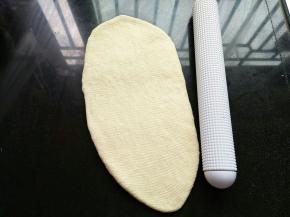 取一个面团，擀开