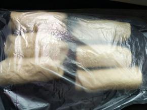 每个面团擀开，卷起，盖保鲜膜醒10分钟