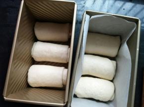 再次把面团擀开，卷起，放入土司模具（土司模具粘，垫油纸）