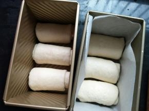 再次把面团擀开，卷起，放入土司模具（土司模具粘，垫油纸）