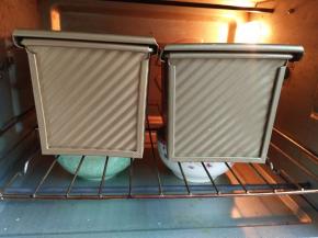 放烤箱进行二发，底下放碗热水