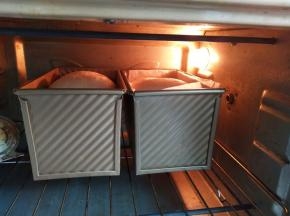 烤箱底层150℃预热5分钟，烤35-40分钟，上色满意及时盖锡纸，以免颜色过深