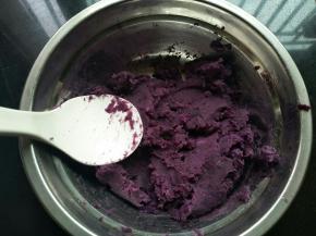 紫薯去皮切小块蒸熟，压碎