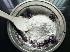 加入木薯粉，揉成团，紫薯比较干，需要慢慢的加水来调节