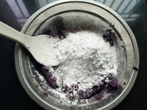 加入木薯粉，揉成团，紫薯比较干，需要慢慢的加水来调节