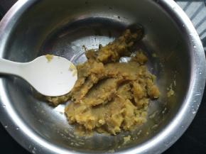 红薯去皮切小块蒸熟，压碎