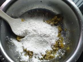 加入木薯粉，红薯有水份，无需再加水