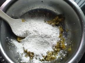 加入木薯粉，红薯有水份，无需再加水
