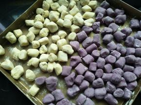 切小段（后来发现切的越小越好吃，哈哈）如果觉得做多了，撒木薯粉冷冻保存，下次直接煮就可以吃了