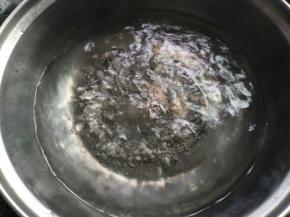 锅里水煮沸，下红薯芋圆，煮5分钟，全部浮起变大