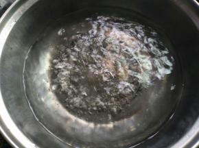 锅里水煮沸，下红薯芋圆，煮5分钟，全部浮起变大