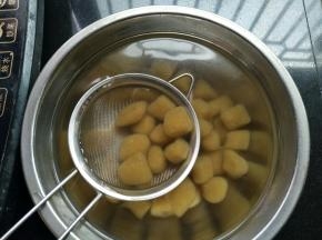 事先准备好一碗凉白开水，把煮好的芋圆捞起放碗里，这样会更q弹
