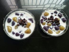 把牛奶倒入碗里，加入芋圆，撒蜜豆，表面挤点炼乳