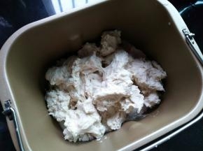 鸡蛋液、细砂糖和全麦粉倒入面包机里；把中种撕小块加入