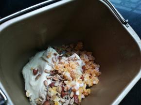 把果仁倒入面包桶里，揉2分钟（果仁提前切碎）