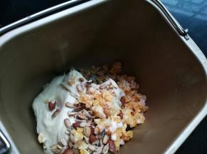 把果仁倒入面包桶里，揉2分钟（果仁提前切碎）
