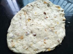 把面团按压排气，如果粘手的话，在手里抹少量的色拉油来操作