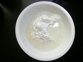 将除黄油以外的材料放在一起混合均匀，这款面包为了达到有韧劲的口感，含水量比较低，比较硬，这时不论用厨师机、面包机、手揉比较都难操作，可能面包机都动不起来。
 那么液体量少，连机器打面都费力，那多加点水可不可以呢？也是可以的，但是水加多了面团虽然好揉了，也容易出膜，可是贝果特有的那种Q弹有韧劲扎实的口感，就难保证了。那么想要在短时间里揉面到位，可以使用“水解法”，也就是我们常说的静置法。就是将面粉和水混匀揉成的团，放置冰箱1小时，(冰箱温度最好不高于5度，防止面团提前发起来。)