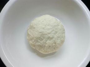 揉成稍光滑的面团。盖上保鲜膜，放入冰箱不高于5度的位置冷藏1小时。