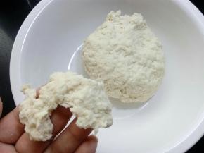 这是揉好没有静置过的面团，这时几乎没有筋度。
