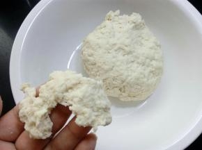 这是揉好没有静置过的面团，这时几乎没有筋度。

