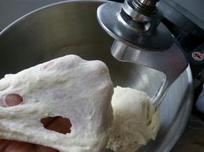 面团放入厨师机或面包机，先低挡打，让面团能挂上钩。打至能拉出稍薄一点的膜。如果手揉的话，用使劲搓、蹭面团的方法，因为不需要揉到完全阶段，即使手揉也不会用太久的时间。