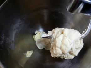 有一定筋度后加入黄油，低速打匀，再转中速打。