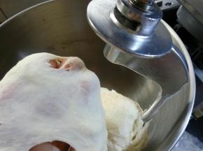 面团揉至扩展阶段，可以拉出稍薄、较为结实的膜。