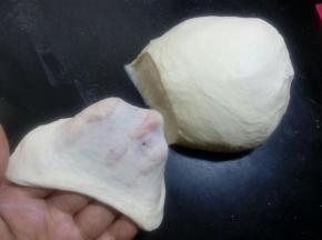 .取出面团，在台面上摔打几次，整理成光滑的面团，便于下面的分割整形。
 因为天气炎热，打好的面团，面温尽量控制在28°以下。有温度计的亲们，可以使用温度计测一下，如果高于这个温度，最好把面团按扁包好放在冷冻室冷冻三、五分钟，在开始下面的步骤。不管做什么面包，当面的基础温度高了，那么即使在一发时的温度合适，面团的发酵速度也会加快，会使做出的面包组织粗糙，口感差。
因为做一次面包的所需要的时间都比较长，那么我们要尽力的注意好每一个细节。才对得起我们消耗的时间和精力。

