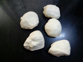 把面团平均分割成5份，80克每个。