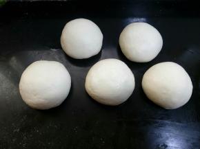 依次滚圆后盖保鲜膜松弛15分钟。