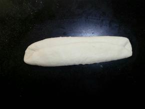 下面三分之一同样内折，用掌根压紧，挤出空气。
 

 
