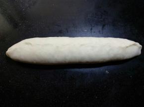 两边再次对折，拍实，捏紧收口。
