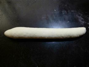  用两手掌心从中间往两头慢慢将其搓长。
 
