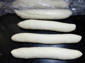 搓的时候可能一次搓不到位，几根轮换着搓。面团长度至少要25厘米 ，才能保证烤好后中间有圆孔。