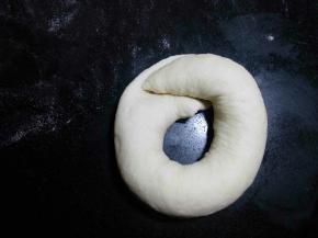 面条的两端对接，呈一个圆环形。用擀开的一端包住搓细的另一端。
  
