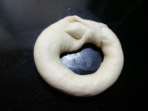 如图所示，先捏紧最外侧。