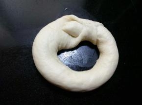 如图所示，先捏紧最外侧。